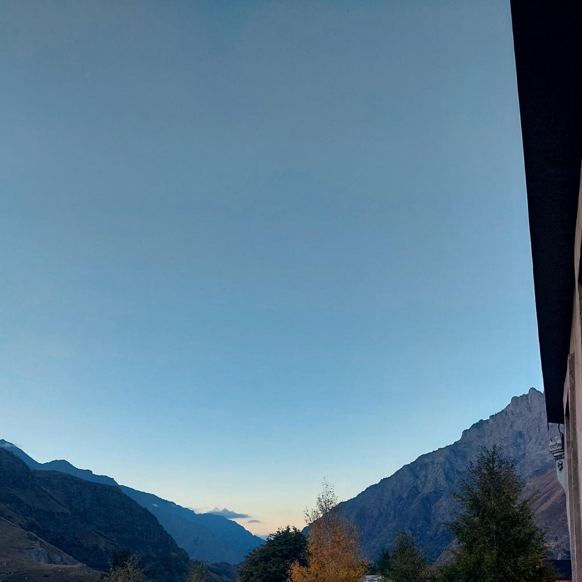 The White House Hotel Kazbegi Cameră foto